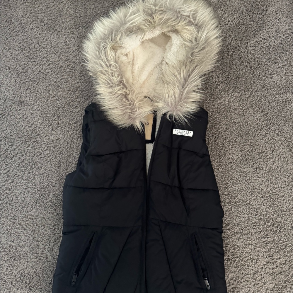 Hollister Black and Cream Puffer Vest with Faux Fur